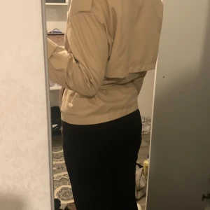 Kort trenchcoat  - Helt ny från stradivarius med prislap på, original pris 430 