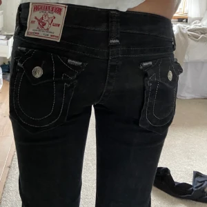 True Religion Jeans - Beställde dessa för ett tag sedan men de passade tyvärr inte och glömde sen lämna tillbaka de. Innerbenslängden är 83cm, midjemåttet rakt över är 37cm. Skriv om potentiella frågor. Ni betalar frakt. (Vill ha sålt snabbt, därför hyfsat billigt pris)