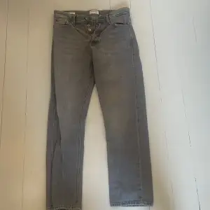 Jack&Jones jeans i grått! Köpta januari detta år men lite små och trånga i midjan därav säljes. Skick 9/10, endast använda Max tio gånger. Nypris 600 kr. Storlek 29/32.