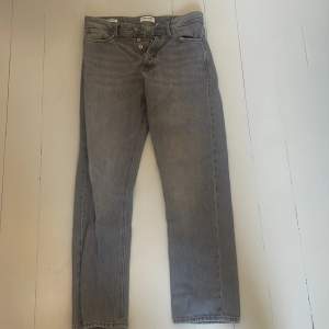 Jack&Jones jeans i grått! Köpta januari detta år men lite små och trånga i midjan därav säljes. Skick 9/10, endast använda Max tio gånger. Nypris 600 kr. Storlek 29/32.