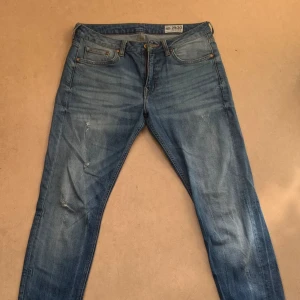 Jeans - Jättesnygga jeans funkar på både tjejer å kollar. små slitningar längst fram på jeansen men så ska dom se ut. Inga fel alls vill bara ha sålt!🙏(pris kan diskuteras 