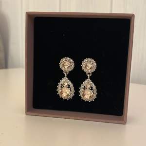Säljer dessa mina jätte fina örhängen från Lily and rose, Sofia earrings silk och nypriset är 549kr. Använda vid ett tillfälle och dom är i väldigt fint skick.