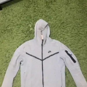 Nike tech fleece i storlek M säljs, 8,5/10 skick. Kvitto finns. Skriv om ni undrar något!