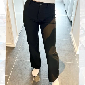 Kostymbyxor, Monki stl 32 - Kostymbyxor från Monki i gott skick. Använt ett flertal gånger och säljer för att de blivit för små (jag är 166 cm lång)🤍 pris kan diskutera 