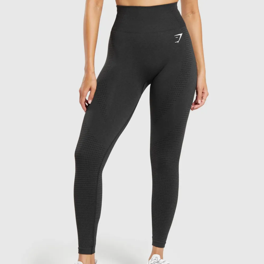 Svarta Vital seamless 2.0 leggings. Säljes pga för små, annars i topp skick💫. Sport & träning.