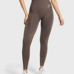 Gymshark träningsbyxor - Bruna vital seamless 2.0 leggings. Säljes pga försmå, annars i toppskick!🤎