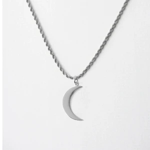 Blue Billie Moon on chain - Månhänge på kedja från ablue Billie. Båda i Sterlingsilver. Nypris 1780kr.