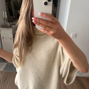 Snygg stickad tröja - Säljer min snygga Zara tröja som passar perfekt till vardags. Inga defekter eller tecken på användning. 