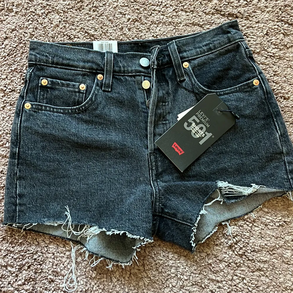 Helt oanvända fina jeansshorts med alla lappar kvar! Köptes för ca 600kr.  Storlek 25, passar xs 💕 Skriv om du undrar något 💗. Shorts.