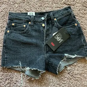Helt oanvända fina jeansshorts med alla lappar kvar! Köptes för ca 600kr.  Storlek 25, passar xs 💕 Skriv om du undrar något 💗