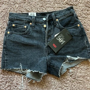 Levi’s jeansshorts - Helt oanvända fina jeansshorts med alla lappar kvar! Köptes för ca 600kr.  Storlek 25, passar xs 💕 Skriv om du undrar något 💗