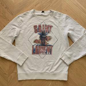 Vit Saint Laurent tröja i prima skick (9.75/10), slitningarna som syns längst ner på tröjan är en del av designen. Storlek S och är pyttelite stor i storleken så passar möjligvis en liten M. Självklart äkta. 