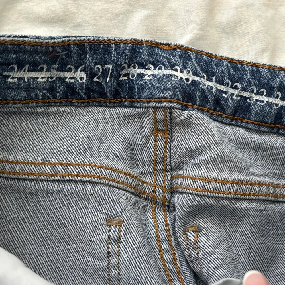 Fina Högmidjade mörkblå jeans, i super bra skick. Super långa i längden och färgen passar till mycket.💕💕 . Jeans & Byxor.