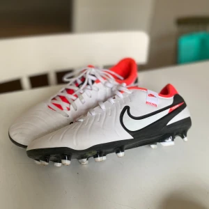 Nike tiempo legend 8 - De är storlek 39 och bara använda en gång, säljs för att de inte används pga storlek. Perfekt skick enbart smått smutsiga. Nypris ca 1300kr. Pris kan diskuteras 