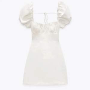 Säljer denna vita klänningen från zara i storlek M! Är helt ny med prislappen på! Skriv för frågor eller flera bilder❤️💕 