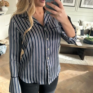 Sidenskjorta med pärlknappar - Randig sidenskjorta med pärlknappar. Sååå fin men liten för mig😢