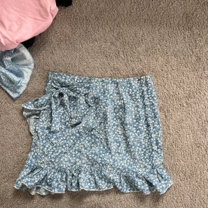 Kjol - Säljer denna kjol då den blivit förliten 