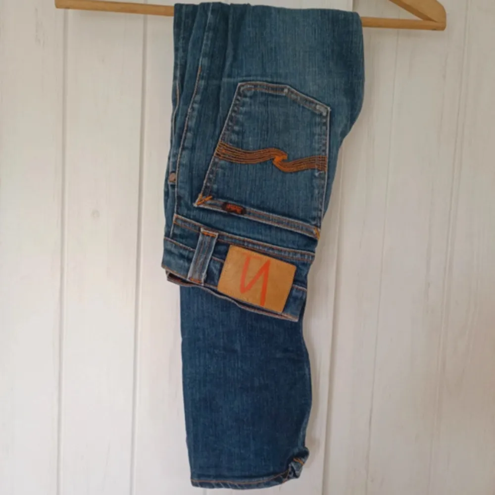 Tja säljer dessa feta nudie jeans storlek 28/30, fler bilder kan fås vid behov. Priset kan diskuteras vid snabb affär. Kolla gärna in våra andra plagg. Mvh Chillout!. Jeans & Byxor.