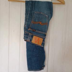 Tja säljer dessa feta nudie jeans storlek 28/30, fler bilder kan fås vid behov. Priset kan diskuteras vid snabb affär. Kolla gärna in våra andra plagg. Mvh Chillout!