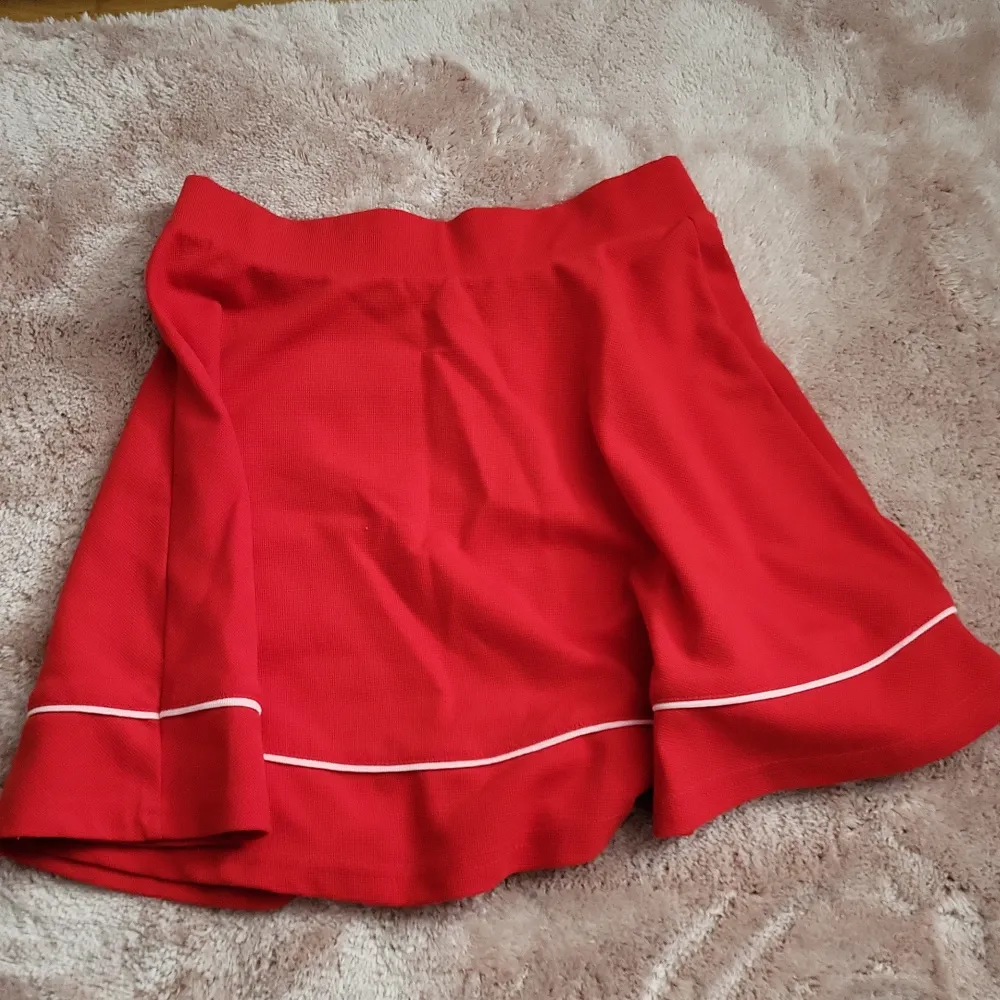 röd kjol, når till mitten av låret😇 sällan använd😇. Kjolar.