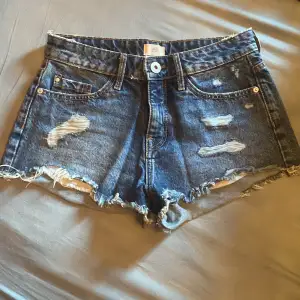 Mid-waisted jeans shorts från River Island! Perfekta till sommaren <3 Midjemått: 35 cm Längd: ca 28 cm ! Inga bilder på då de är för små 