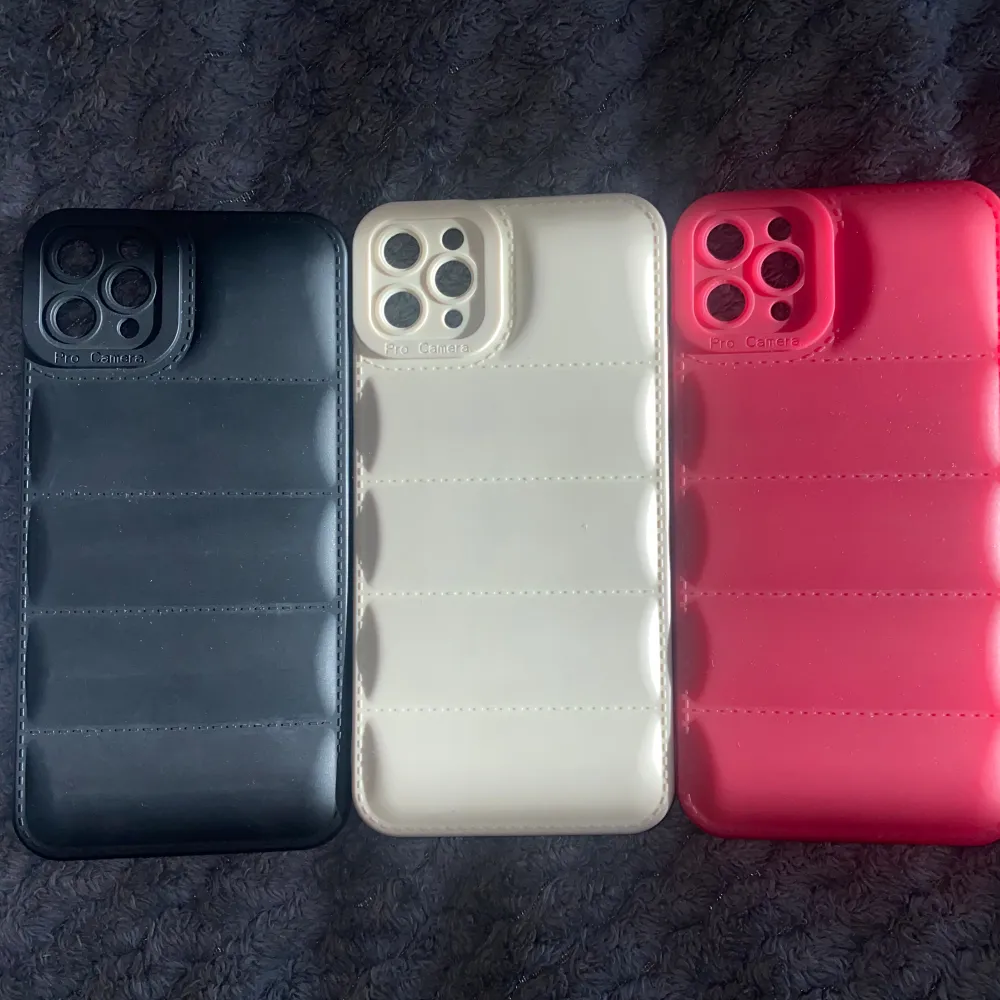 3st Mobilskal för iPhone 11 proMax. I färgen rosa,svart och beige. De är alla helt oanvända förutom den vita som har använts bara ett par få gånger. Alla tre för 50kr st . Övrigt.