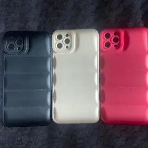 3st Mobilskal för iPhone 11 proMax. I färgen rosa,svart och beige. De är alla helt oanvända förutom den vita som har använts bara ett par få gånger. Alla tre för 50kr st 