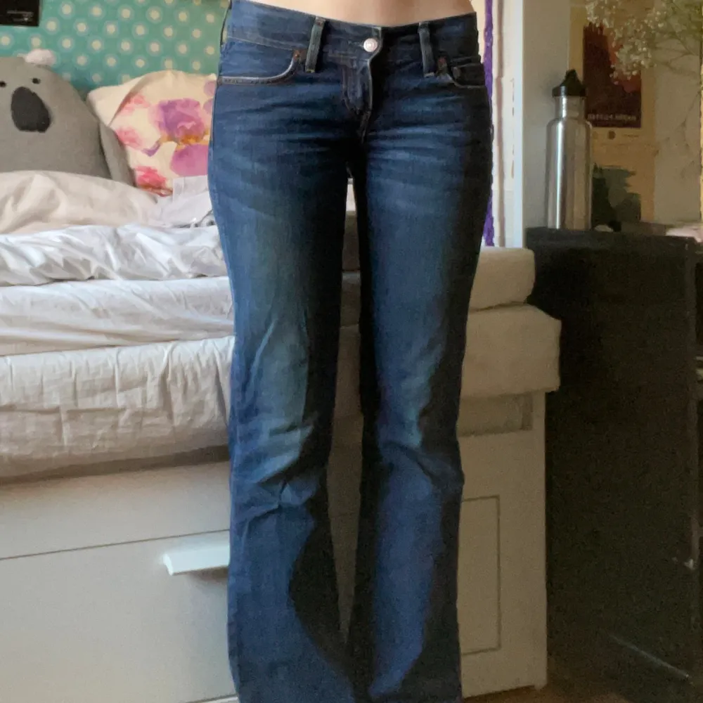 Jätte fina Levis jeans! Nyss köpta (här på Plick) men var tyvärr för tighta i låren. Jätte bra skick, modell ”eve”. Jag är 1,79cm för längd referens. Jeans & Byxor.