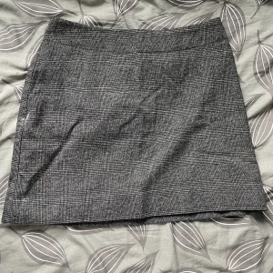 Grå kjol - Grå rak kjol med rutigt tyg