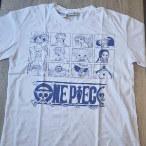 Säljer min One piece straw hat pirates T-shirt, mjuk och skön 10/10 gjort av bummul. Hör av dig för frågor eller bilder.