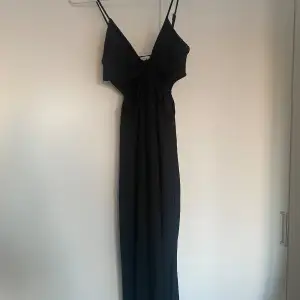Säljer denna jättefina klänning från Bershka. Använd fåtal gånger men i bra skick. Storlek XS. 150kr💕