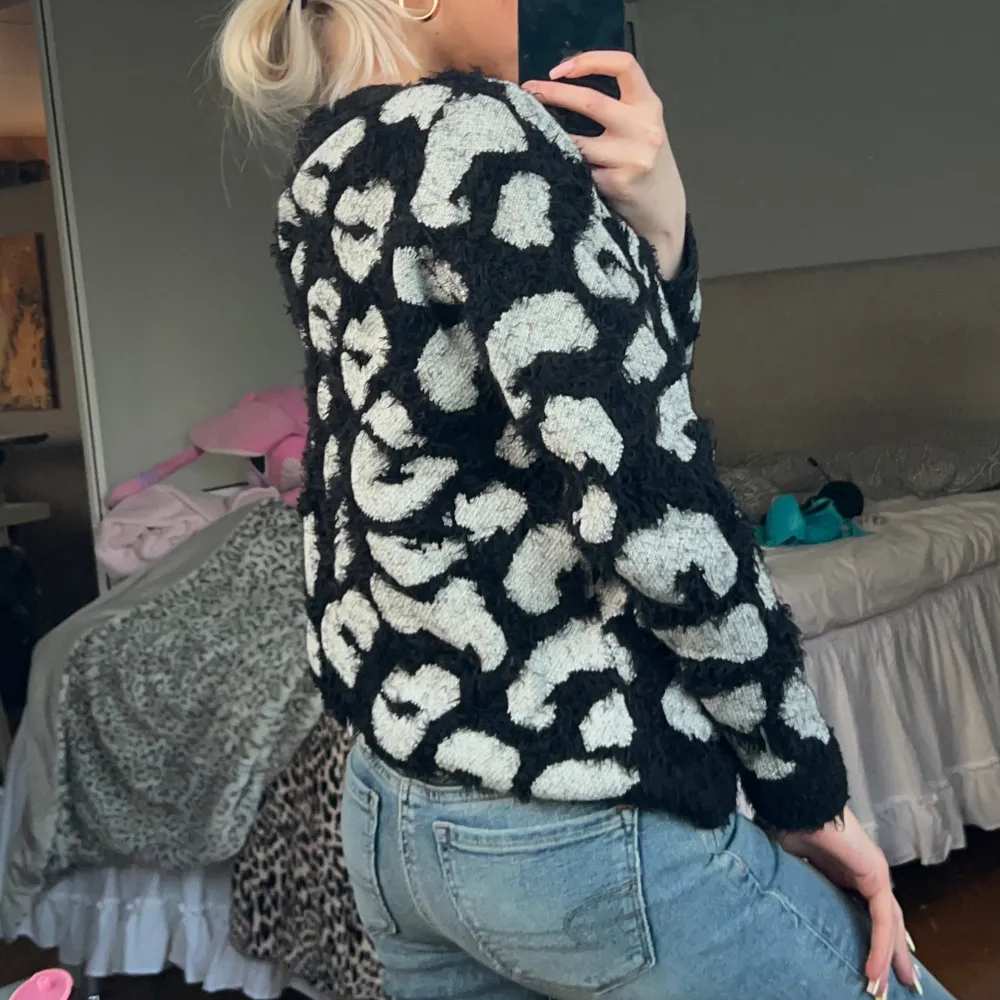 Stickad tröja i leopardmönster från märket Esmara. Enligt lapp storlek M men sitter som en XS-S. Vill du köpa trycker du på köp nu, jag postar inom 24h. Tröjor & Koftor.