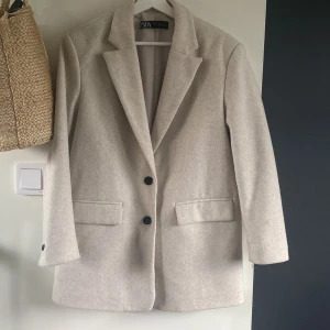 Overzised kavalj från ZARA - Storlek S men mer som M. Lite tjockare material. Beige.