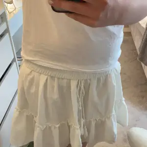 Nästan oanvänd vit kjol från Shein. Köp sommaren 2023 för ca 180 kr. Skriv privat om ni har några frågor och köp gärna via köp nu💞