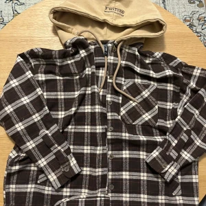 Buttondown kofta - Button down skjorta i storlek S. Använd ett par gånger, bra kvalite och den är väldigt oversized så den skulle passa M.