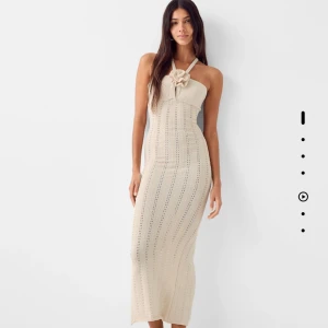 Bershka klänning  - Säljer denna super fina klänningen från bershka. Endast testad, för liten för mig. Den är i storlek XS, ganska liten i storlek. Nypris 400, säljer för 200kr