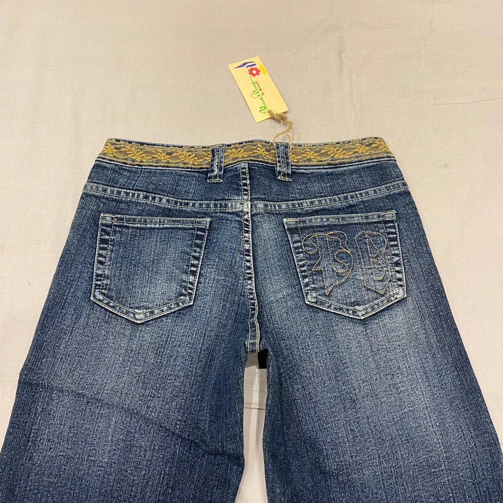 nya med lappen kvar! midja 38 cm rakt över o innerben 82 cm ja e 170 för referens🤩. Jeans & Byxor.