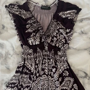 Klänning - Väldigt stretchig så passar xs-L beroende på hur tight du vill ha det  Lite billigare vid snabb affär