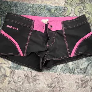Svart/rosa diesel shorts i bra skick! Tyvärr för små för mig! 