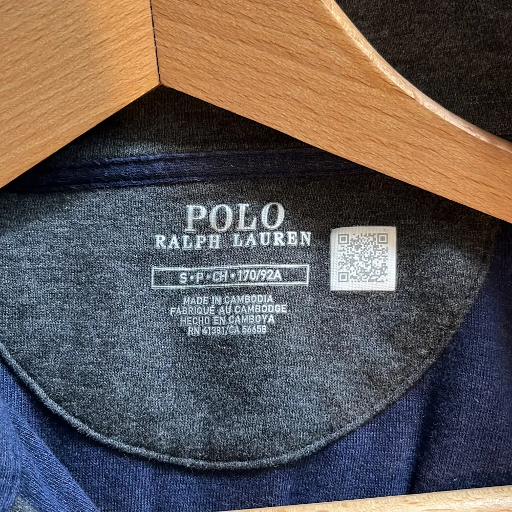 Hej! Säljer denna fina Ralph Lauren Halfzip tröjan i merinoull! Storlek S men är liten i storleken så ungefär XS✅Nypris: 1600kr💸 Inga defekter eller liknande. Tröjor & Koftor.