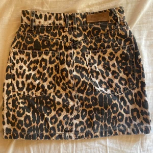 Jeanskjol - Superfin jeanskjol från pull&bear!!! Säljer då den tyvärr är lite för liten för mig. Endast använd ett par gånger💕💕tryck inte köp nu!!!