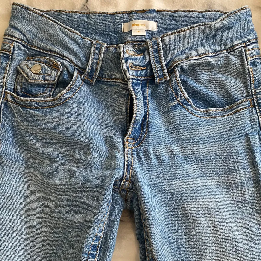 Säljer ett par Low waist bootcut jeans från Gina Tricot i str 164, skriv för fler bilder☺️ de är endast testade så nyskick ❤️. Jeans & Byxor.