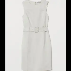 Jättefin beige elegant klänning från H&M. Linneblandat tyg. Endast använd en gång, så helt i nyskick!! Obs, något liten i storlek!! Säljer även den i svart, se annons för fler bilder