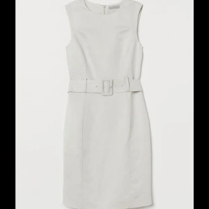 Beige klänning  - Jättefin beige elegant klänning från H&M. Linneblandat tyg. Endast använd en gång, så helt i nyskick!! Obs, något liten i storlek!! Säljer även den i svart, se annons för fler bilder