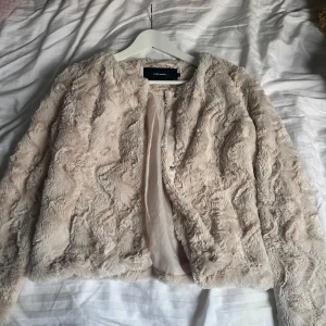 Snygg jacka  - Jättefin fluffig jacka i ljusrosa💕 Använt en gång!