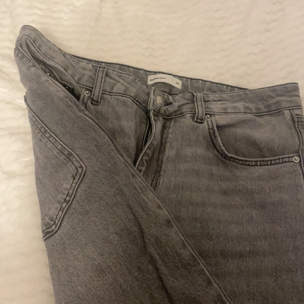 Trendiga Gråa flare jeans i storlek 40 från Gina tricot, köpta för 500 kr , använt fåtal gånger därmed i bra skick säljs för 200 kr. Jeans & Byxor.