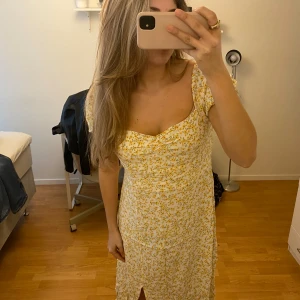 Blommig klänning - Säljer denna goding som är helt oanvänd 🤍 Perfekt till midsommar 💕 Köpt för 539kr