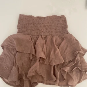 Fin volangkjol - Fin volang kjol, andvänds inte längre.  Storlek 36 men anpassad till kroppsform. 