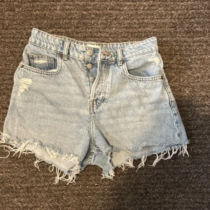 Jeans shorts  - Ljus blåa jeans shorts från hm i storlek 58