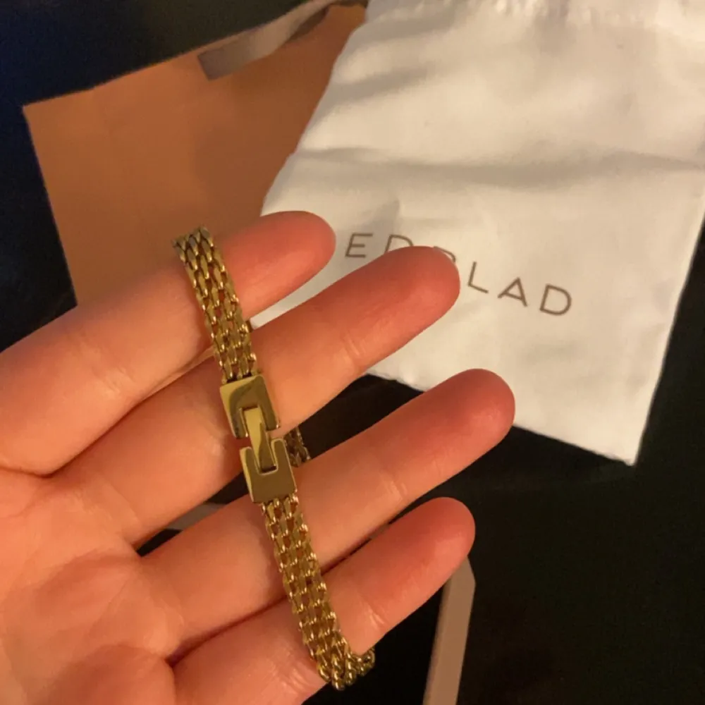 Säljer detta superfina guldpläterade armband från Edblad i storlek 18 cm. Nypris är 500 och mitt pris är 280. Den är använd några gånger men är så gott som ny och har fortfarande kvar sin färg samt inga avvikelser. FRAKT INGÅR😊🫶🏼. Accessoarer.